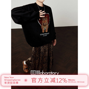 「周里物出品」黑色卫衣女2025秋季新款深红剪影印花宽松加绒上衣