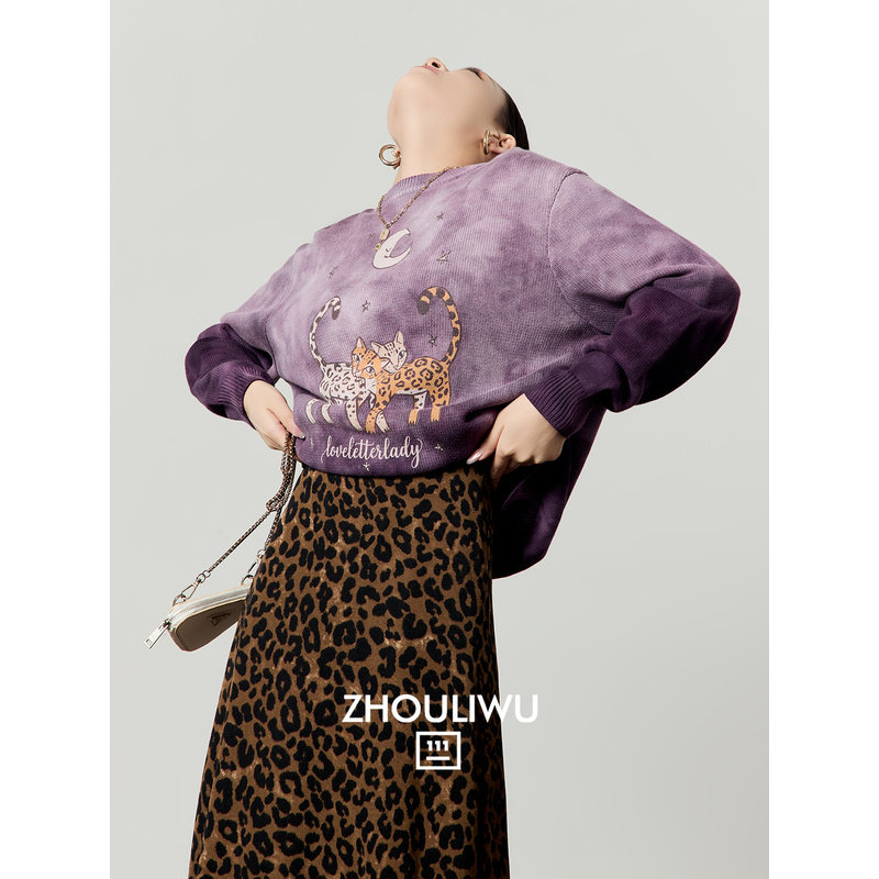 周里物深紫色豹猫印花水洗毛衣女2026秋冬新款渐变脏染圆领针织衫