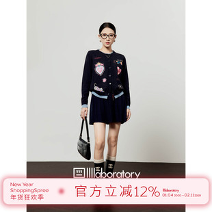 「周里物出品」藏蓝色毛衣女2025秋季新款对称猫印花撞色羊毛开衫