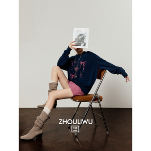 周里物/宝蓝色星绪粉结印花毛衣女2026秋冬新款圆领宽松针织上衣