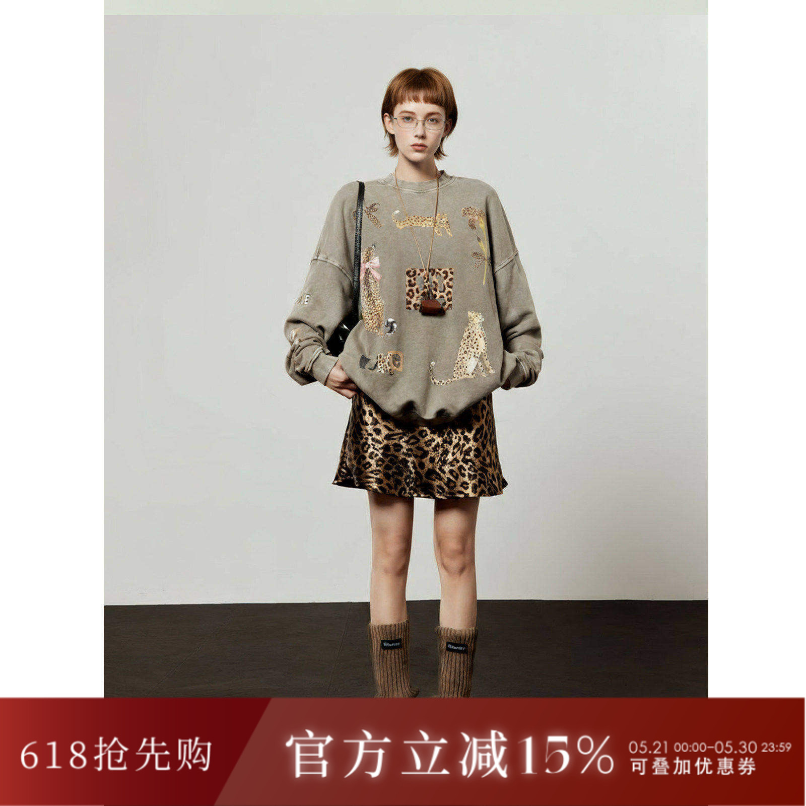 「周里物出品」灰色卫衣女2026秋季新款满印豹纹信徒印花休闲上衣