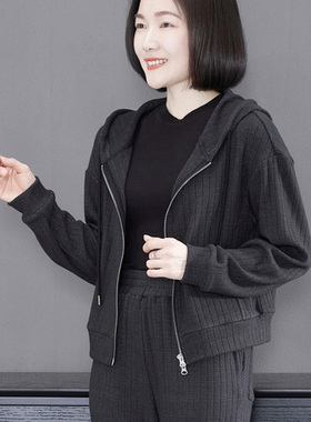 灰色连帽外套女秋冬季新款大码宽松洋气短款中年帽衫高端大气上衣