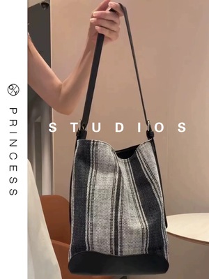 2025新款时尚百搭条纹通勤帆布包小众高级感大容量托特水桶单肩包