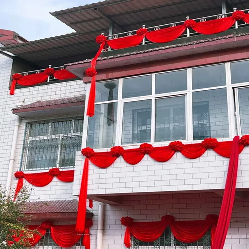 Свадебный красный цветочный шар, сельский двор, красная шелковая ткань, перила для свадебной комнаты, балкона, украшение внешней стены виллы