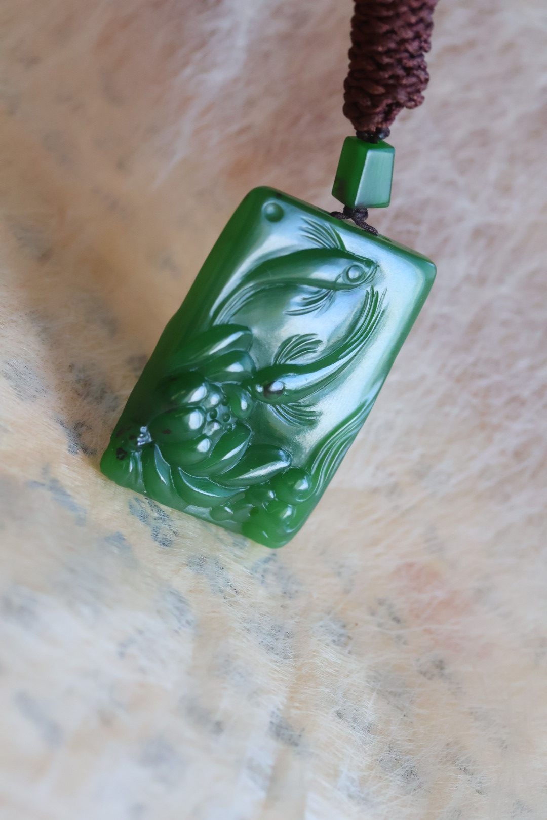 和田玉碧玉红皮料荷花鱼牌碧玉