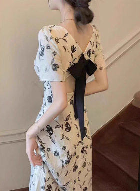 方领茶歇法式连衣裙女夏季新款不规则开叉遮肉显瘦碎花裙子女