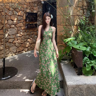 度假风绿色碎花v领挂脖连衣裙女夏季 露背裙子温柔收腰a字长裙 修身