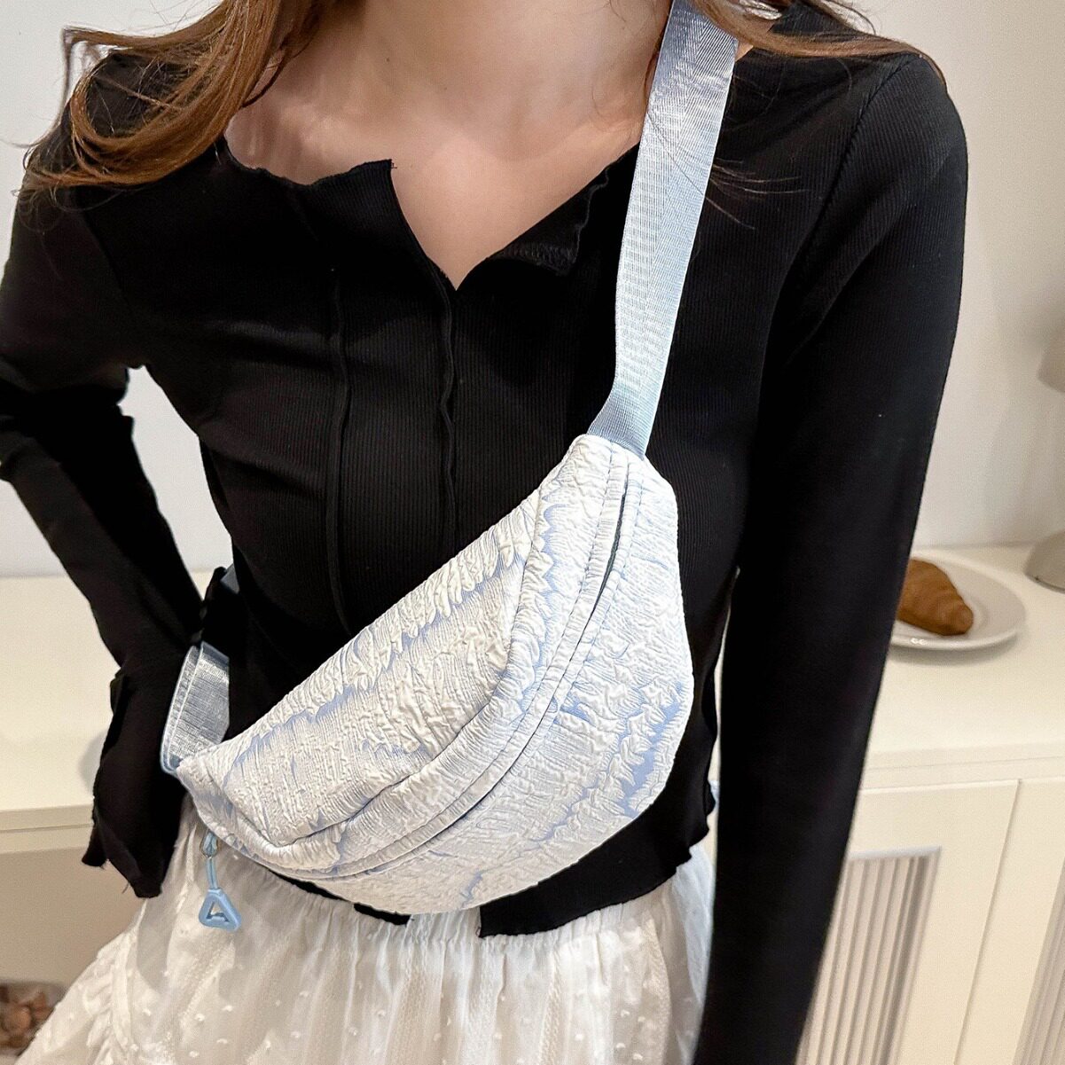 女士胸包时尚个性洋气简约褶皱手提包泡泡大容量女士胸包腰包