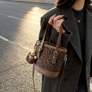豹纹小包包女秋冬百搭新款复古百搭斜挎包今年流行手拎水桶包