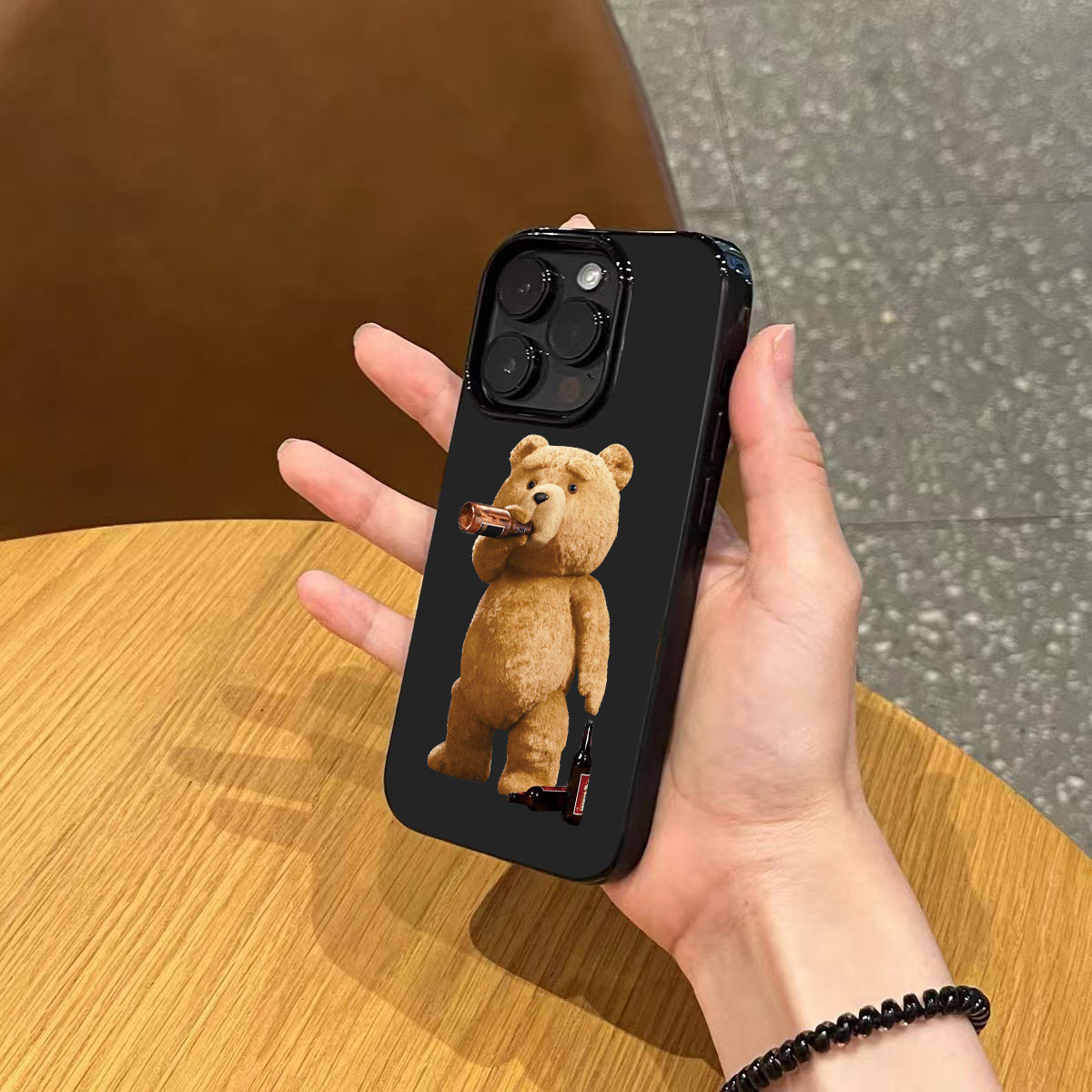 ins卡通可爱啤酒小熊手机壳适用苹果17promax新款iphone15亮黑色14pro硅胶13磨砂超薄12小众11男女16全包软壳