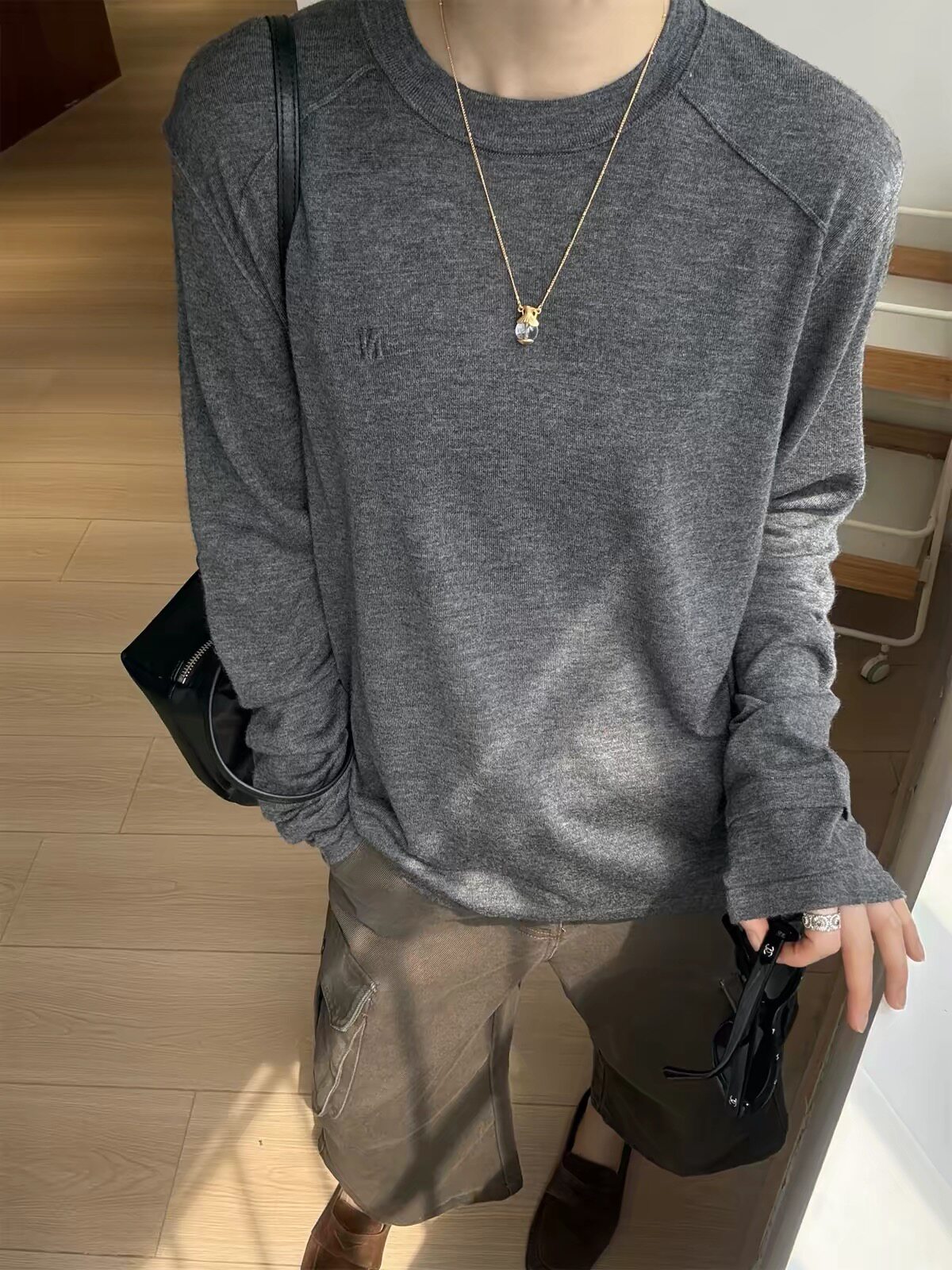 新款舒适百搭小刺绣不规则T恤女春夏新款纯棉宽松长袖打底衫开叉