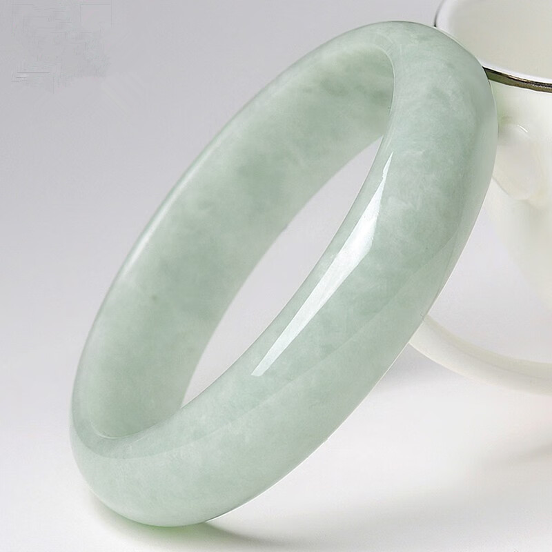 缅甸翡翠手镯冰糯种浅绿女款正圈圆条贵妃镯玉镯子手饰礼品送朋友