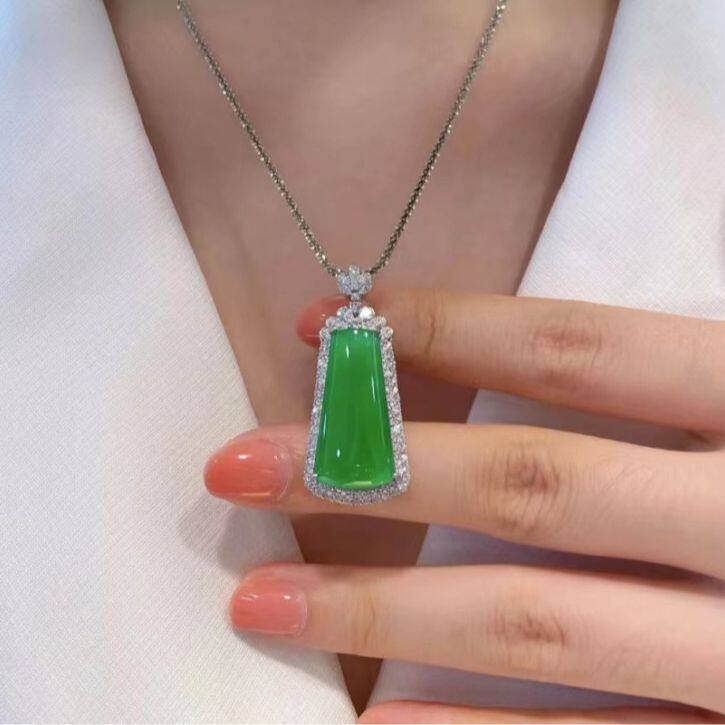 天然缅甸冰种翡翠玉吊坠阳绿无事