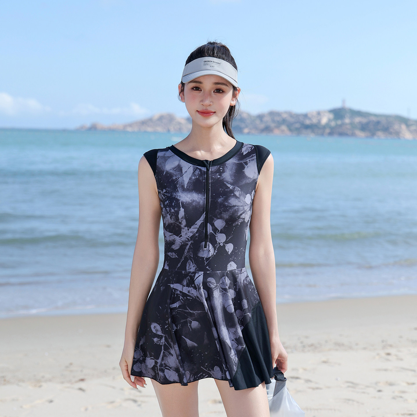 2026年新款泳衣女连体无袖背心温泉保守显瘦小个子运动裙式游泳装图片