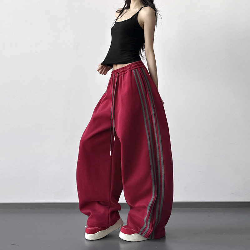 红色运动风阔腿卫裤女2026春装新款高腰垂感条纹独特宽松休闲裤子