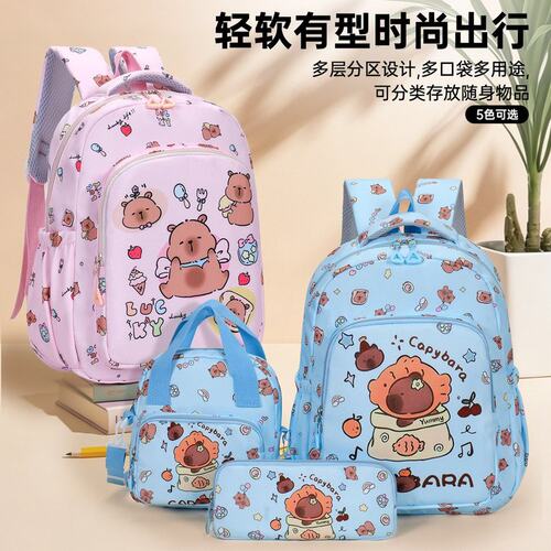 卡皮巴拉书包三件套可爱水豚幼儿园双肩包小学生轻便手提包笔袋套