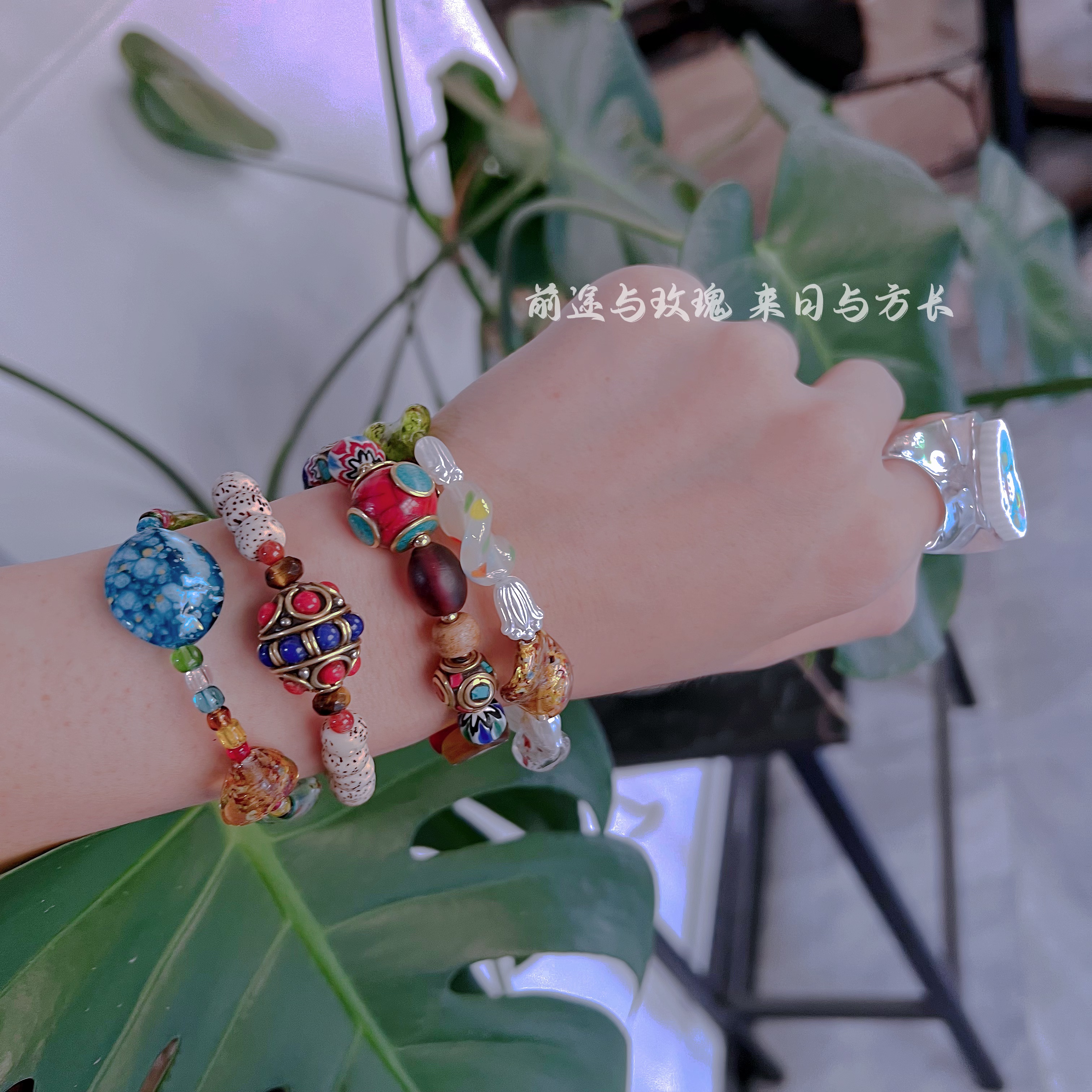 女生戴红玛瑙还是黑玛瑙(女孩子戴红玛瑙好还是黑曜石)