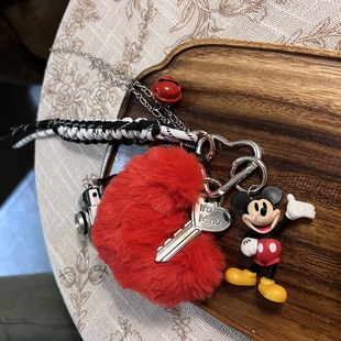 时尚单品潮玩米老鼠钥匙扣时髦包包挂件大红毛绒爱心登山绳网红