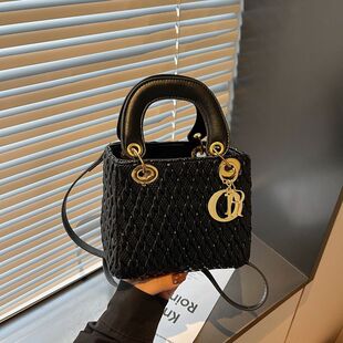 精致新款简约外出高档气质单肩斜挎包女士便携方便手提包