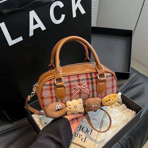 新款高颜值学院风精致背包可爱百搭单肩包时尚外出通勤手提斜挎包