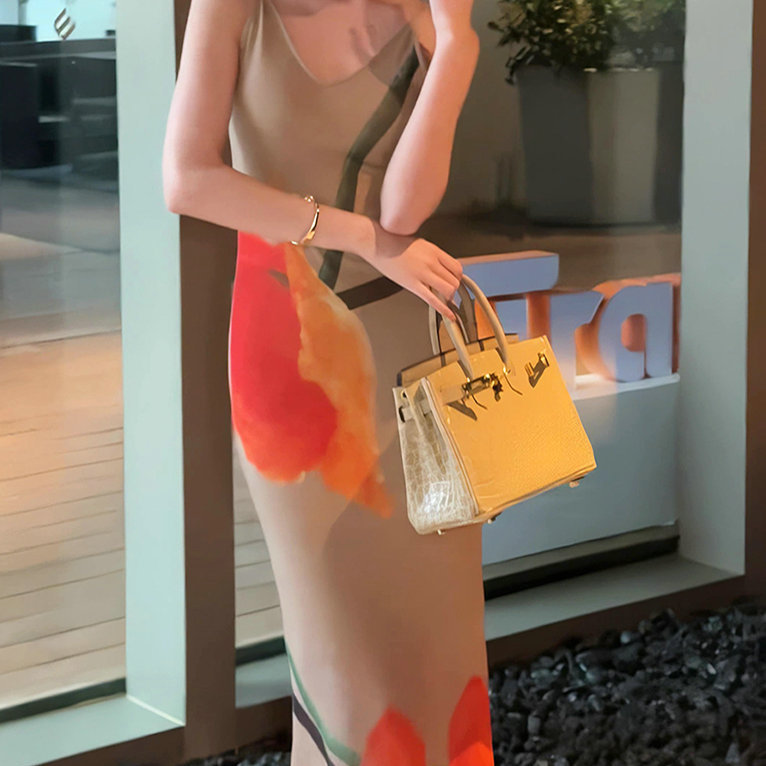 专柜撤回新款女装印花优雅女人法式复古显瘦约会度假吊带连衣裙