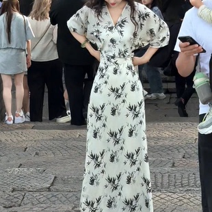 专柜撤回女人味白色印花连衣裙2025轻奢高级感性感御姐绑带收腰裙