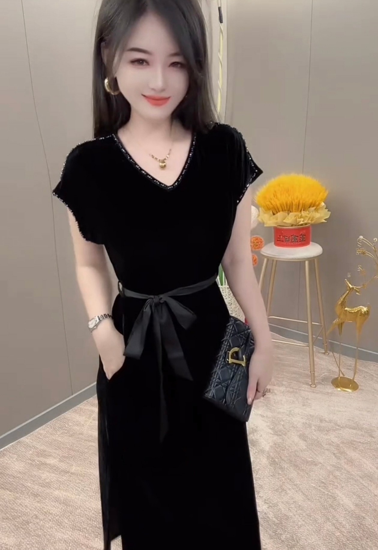 2025秋季新款时尚洋气百搭显瘦V领纯色丝绒收腰连衣裙女神范