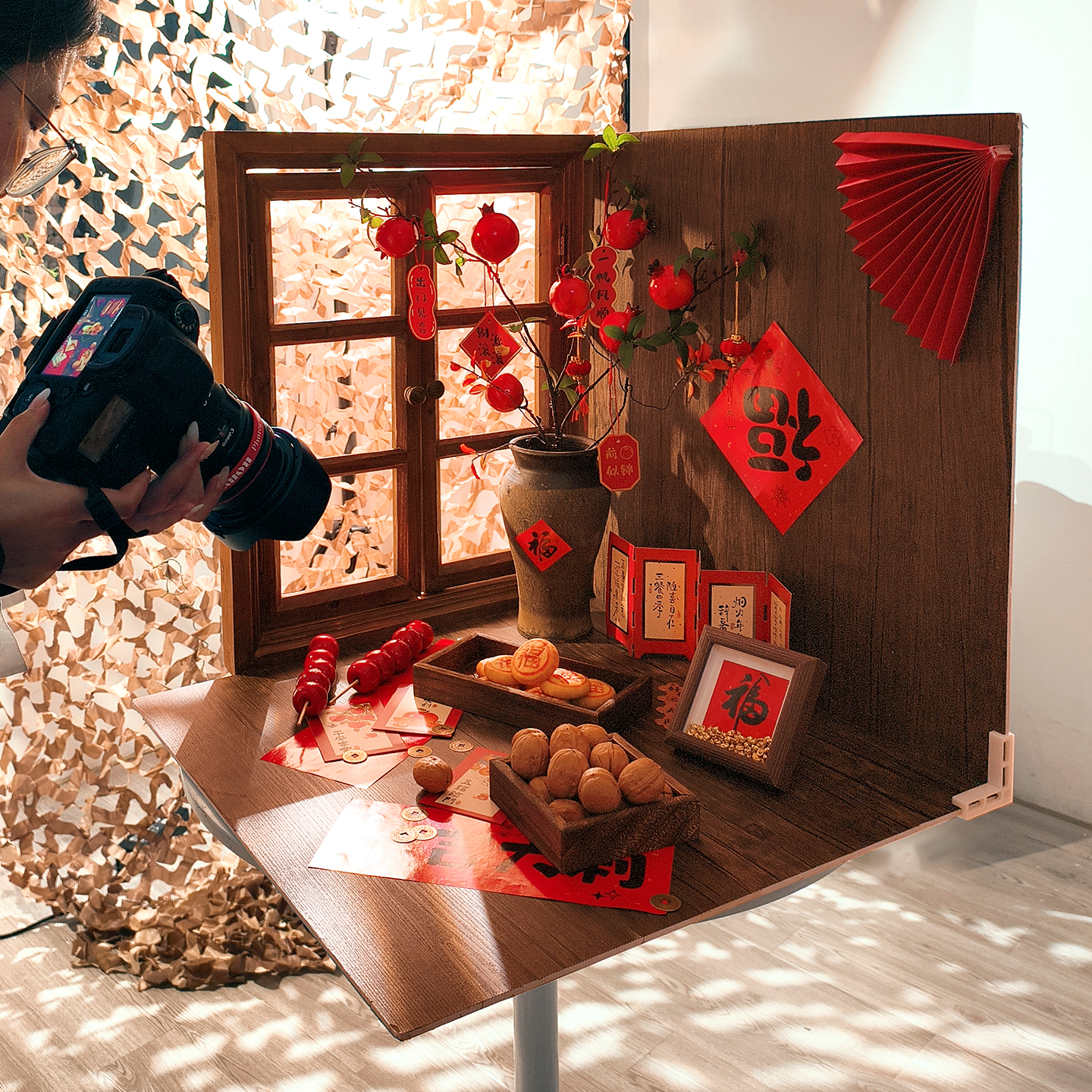 做旧假窗户框复古拍照背景板碳化木真实摄影老木板老旧美食拍摄布置窗帘棕色木头静物美食产品新年拍照道具