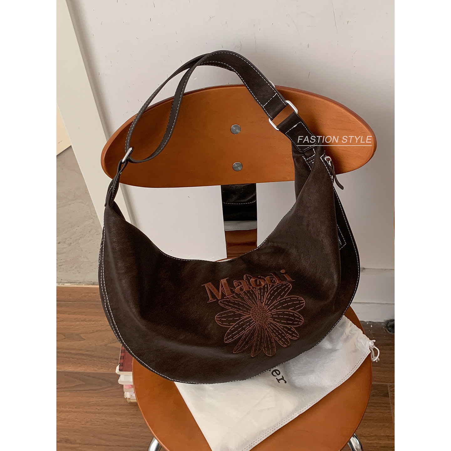 休闲大容量腋下包包女2025冬季新款字母刺绣饺子包百搭单肩斜挎包