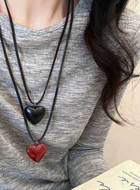 红色爱心吊坠项链女2025年新款高级感秋冬毛衣链长款卫衣挂脖配饰