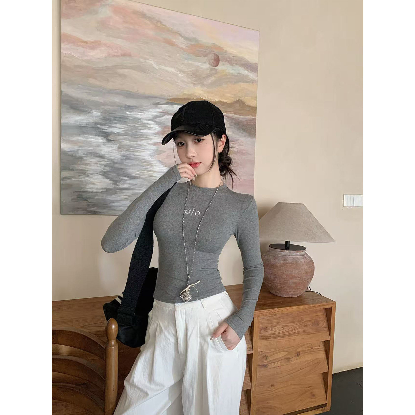 铅笔莓莓 2025秋季新款字母刺绣圆领正肩长袖T恤女性感辣妹打底衫