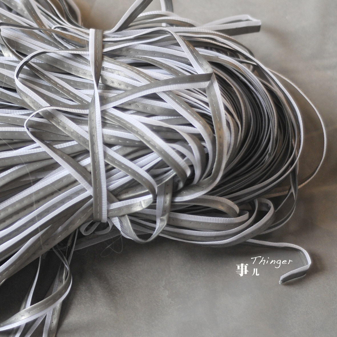 반사 롤링 스트립 - 거즈 안감 및 밝은 은색 색상|미터당 가격이 있는 미래 지향적인 구조 선 및 장식 가장자리