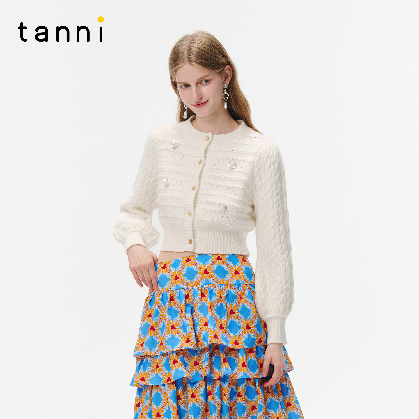 tanni25秋冬新款甜美淑女白色简约圆领短款针织开衫TO31KN201A