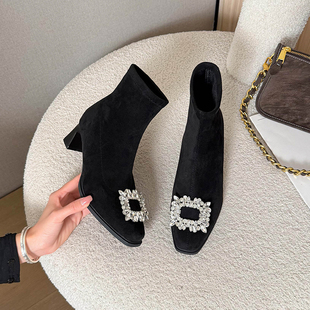 方头短靴女新款冬加绒配裙子黑色粗跟弹力袜靴水钻方扣绒面瘦瘦靴