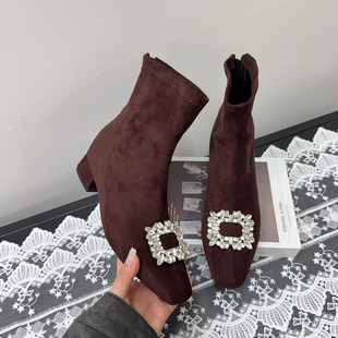 粗跟绒面瘦瘦靴女2025新款秋冬方头百搭显瘦水钻方扣短靴加绒靴子