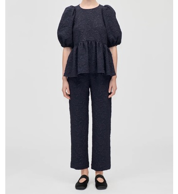 st 套装 老外偏大一码 也就是s的话拍xs差不多