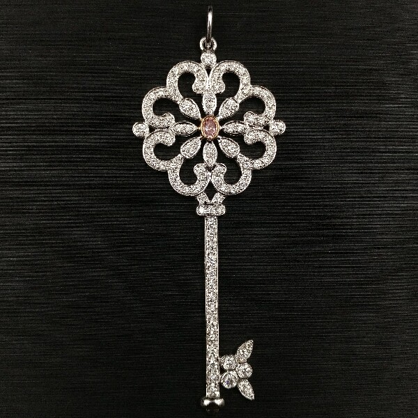 朱太太珠宝订制 18k金钻石镶嵌粉钻钥匙吊坠