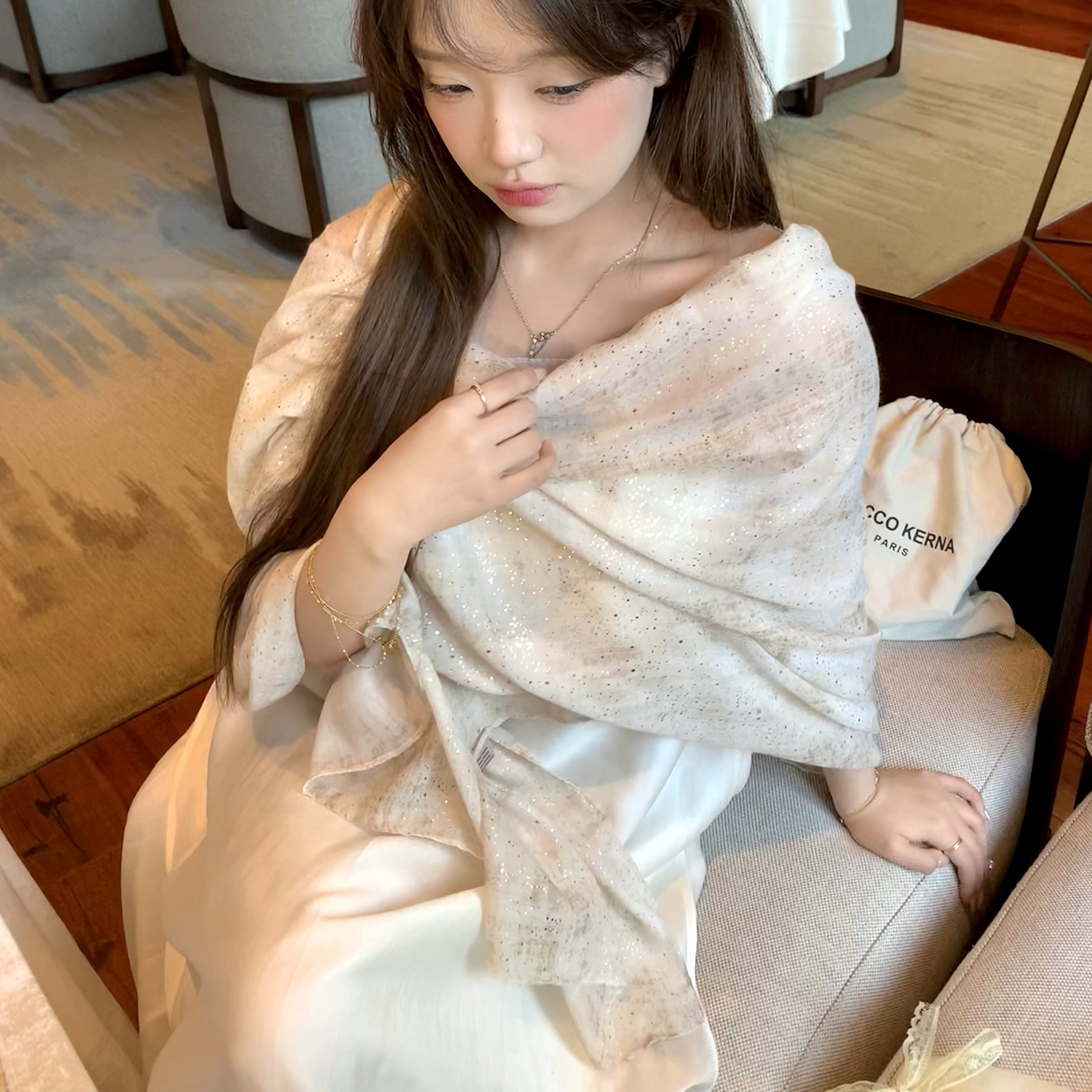 吴皮皮 烫金薄款丝巾夏季防晒披肩春夏空调房披肩旅游外搭围巾