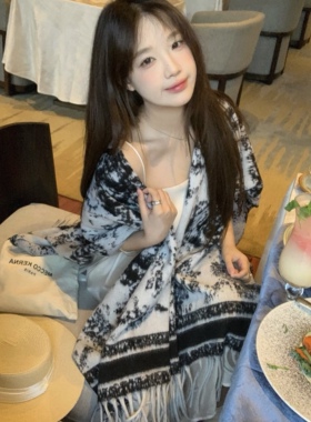 吴皮皮 高级感水墨画拼色流苏披肩春秋云南旅游外搭保暖围巾女