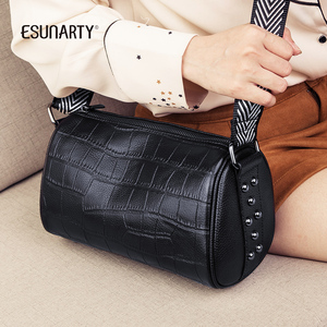 鳄鱼纹波士顿枕头包包女2026新款时尚韩版真皮宽带斜挎包女单肩包