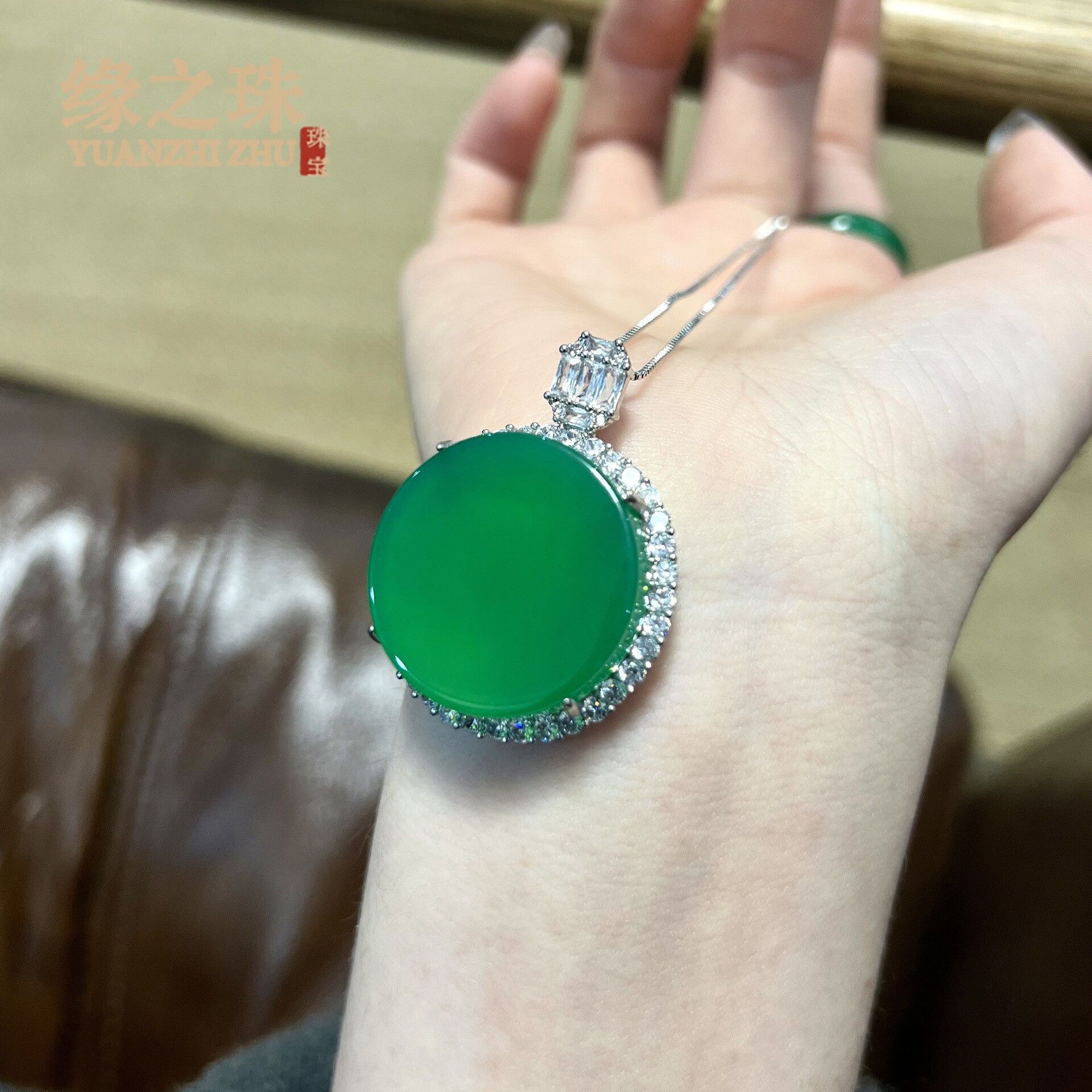 绿玉髓圆形无事牌吊坠天然玛瑙吊坠满钻镶嵌圆饼玉髓挂件吊坠
