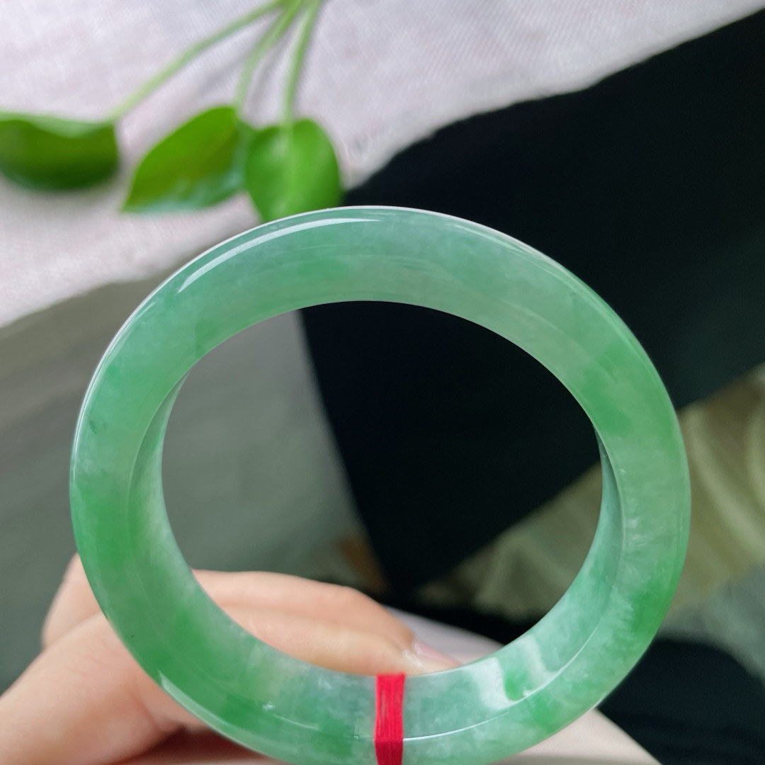 缅甸天然A货翡翠糯种阳绿正圈手镯