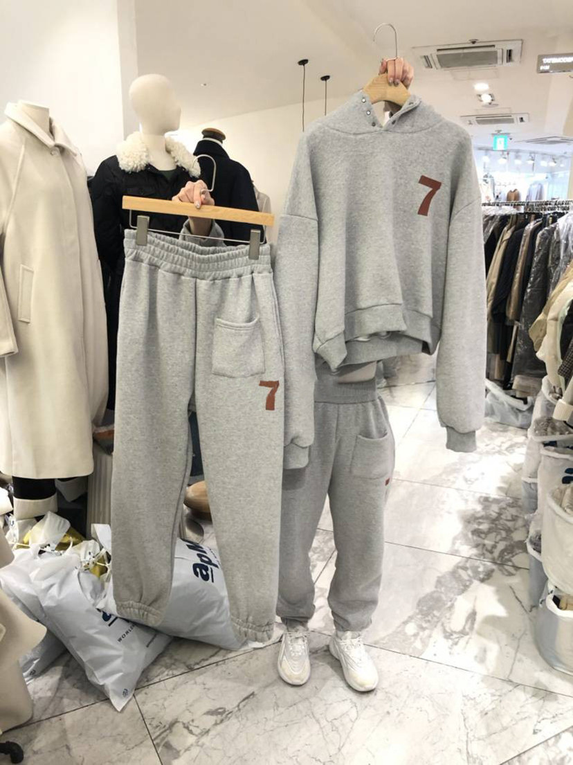 한국 동대문 2024 가을 겨울 여성 스포츠 스타일 디지털 벨벳 후드 티셔츠 캐주얼 트레이닝 복 투피스 슈트