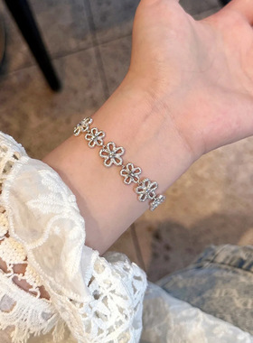 锆石镂空花朵手链女款2026新款轻奢小众冷淡风精致叠戴独手环手饰