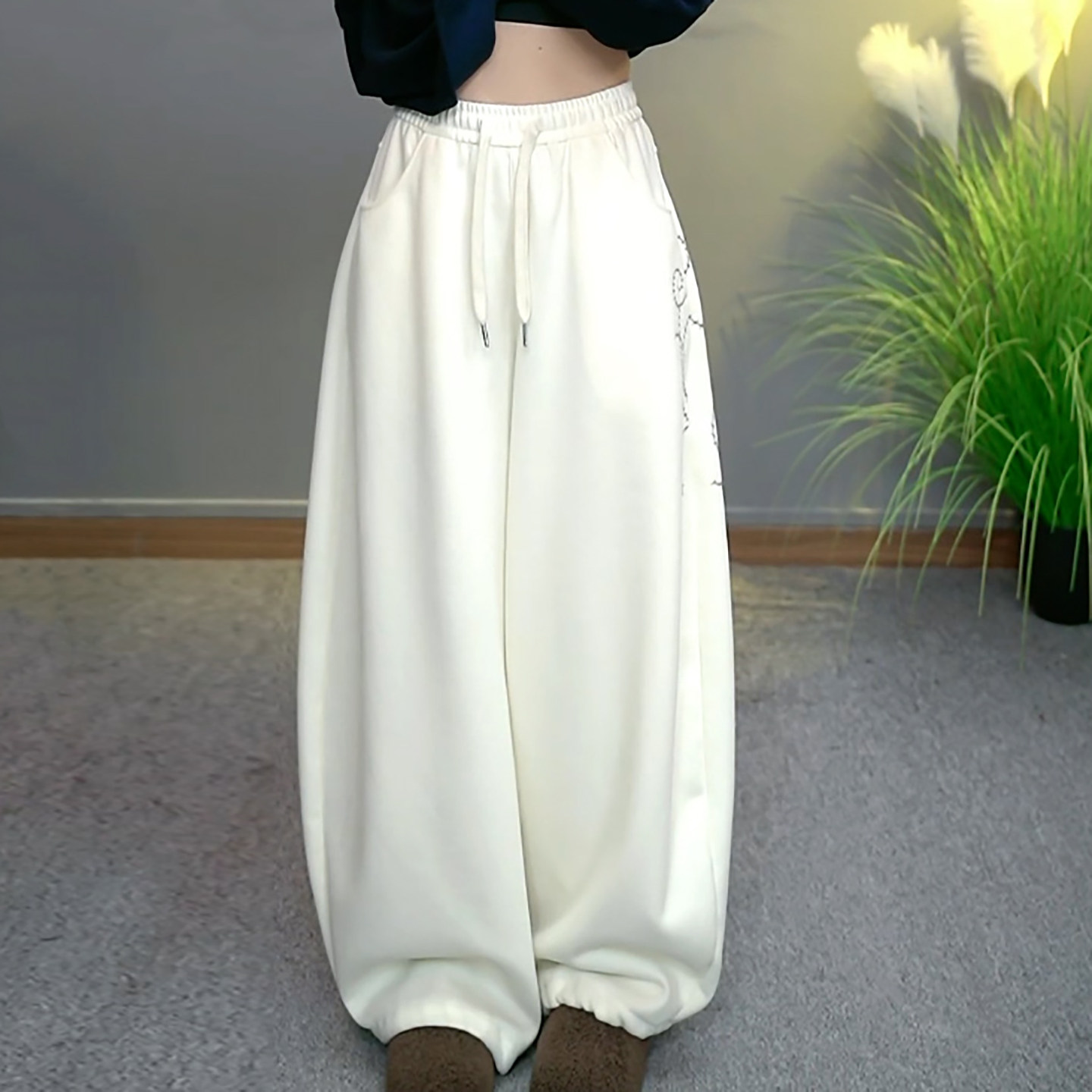 Ader米白色阔腿运动休闲卫裤女2026春季新款宽松刺绣百搭弯刀裤潮,女装/女士精品,大码裤装,淘宝优惠券,粉丝福利购,淘宝优惠卷