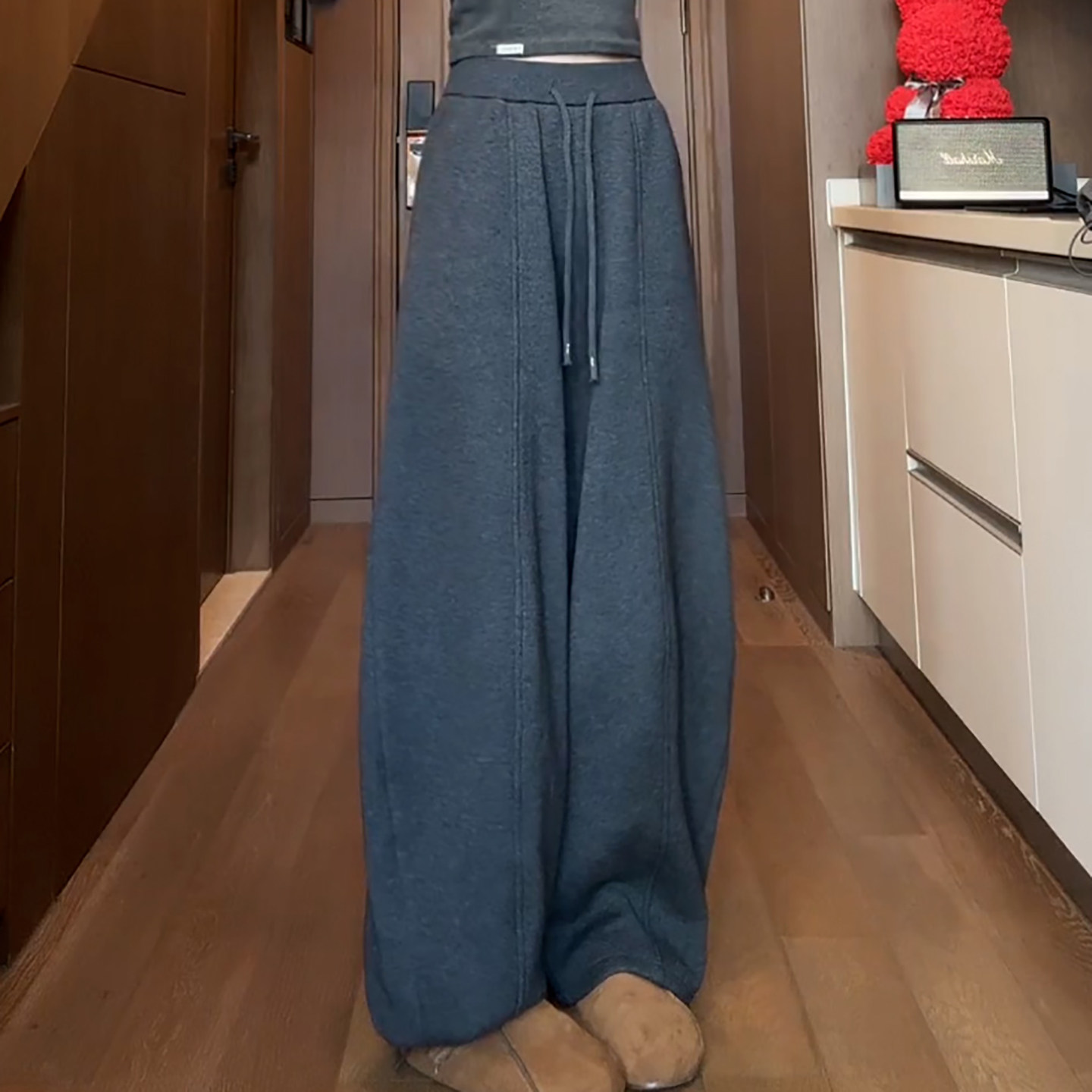 深灰色松紧腰抽绳加绒弯刀休闲裤