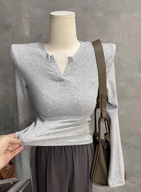 纯欲简约～百搭Ｖ领长袖T恤女白色紧身打底衫上衣2024年秋装新款