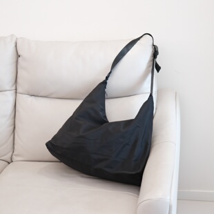 西班牙外贸 简约单肩包大容量黑色尼龙健身包 通勤腋下月牙包女