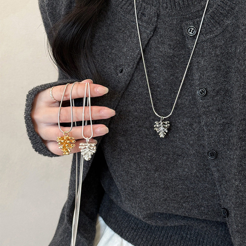韩系松果长款钛钢不掉色项链女高级感轻奢小众毛衣链简约配饰