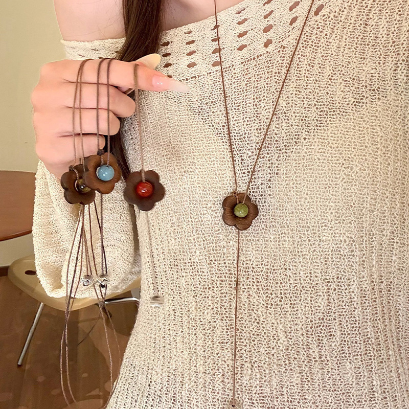 新中式木头花朵串珠吊坠项链女复古民族风长款毛衣链日常百搭配饰